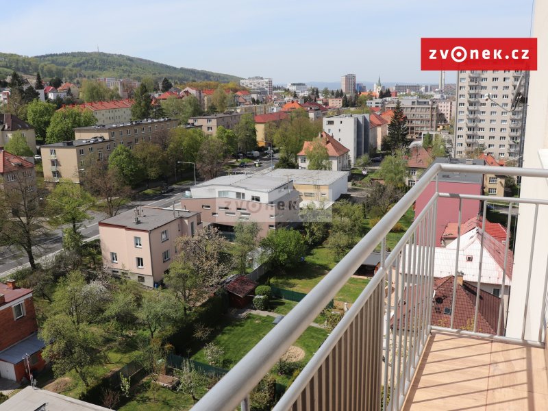 Pronájem bytu 1+KK Zlín Ševcovská, CP 29m2, po rekonstrukci, balkón, nádherný výhled na Zlín.