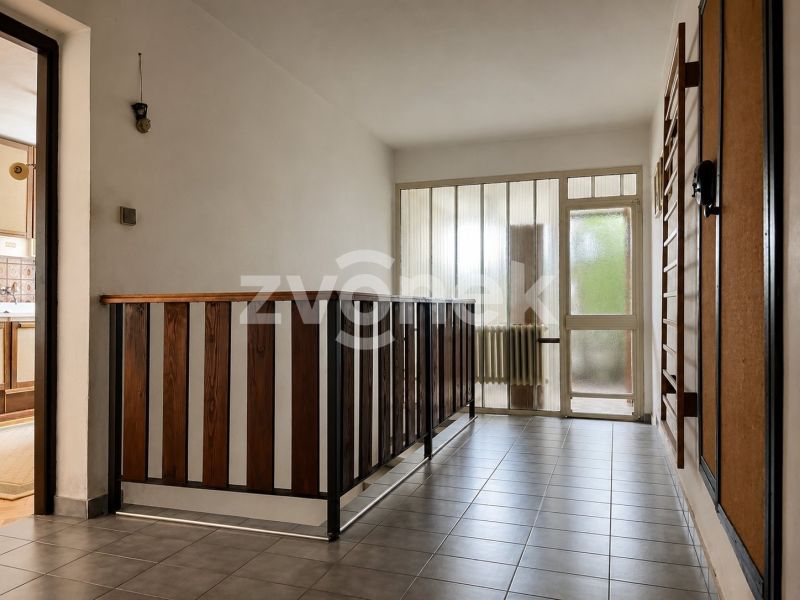 Prodej prostorného rodinného domu s garáží, terasou a zahradou - Ostrožská Nová Ves, ul. Nová
