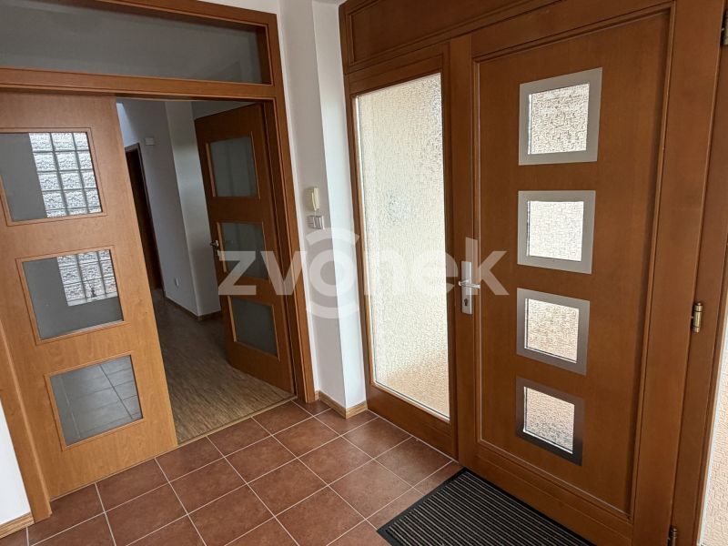 Pronájem prostorného rodinného domu 5+1 se zahradou a dvojgaráží, Luhačovice