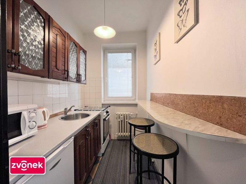 Pronájem vybaveného bytu 2+1 s balkonem – Zlín, ulice Sokolská