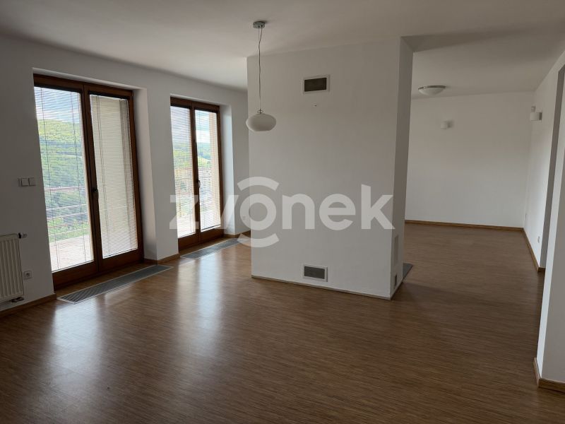 Pronájem prostorného rodinného domu 5+1 se zahradou a dvojgaráží, Luhačovice