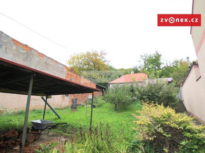 Stavební pozemek s domem 6+2 a zahradou, Uh.Hradiště