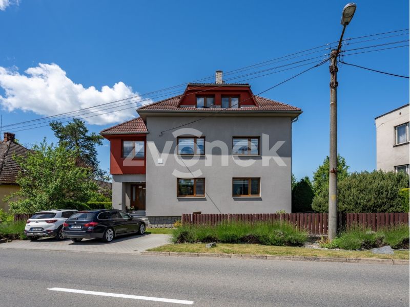 Vícegenerační rodinné sídlo s bazénem a samostatnou zahradní kanceláří – Kostelec