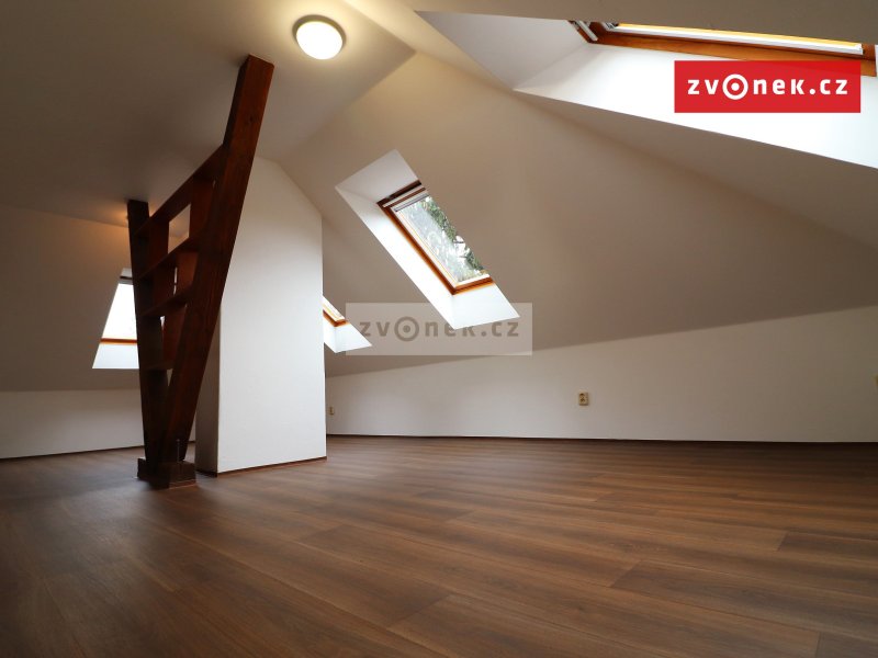 Prodej podkrovního bytu 4+KK s CP 100m2 po celkové rekonstrukci. Byt nebo na sídlo firmy.