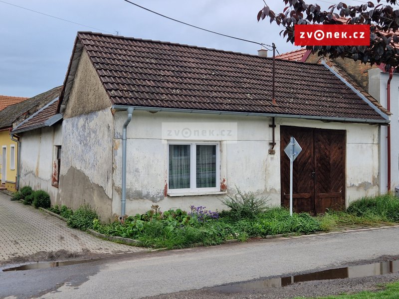 Prodeji podíl ve výši 1/2 rodinného domu v Babicích.