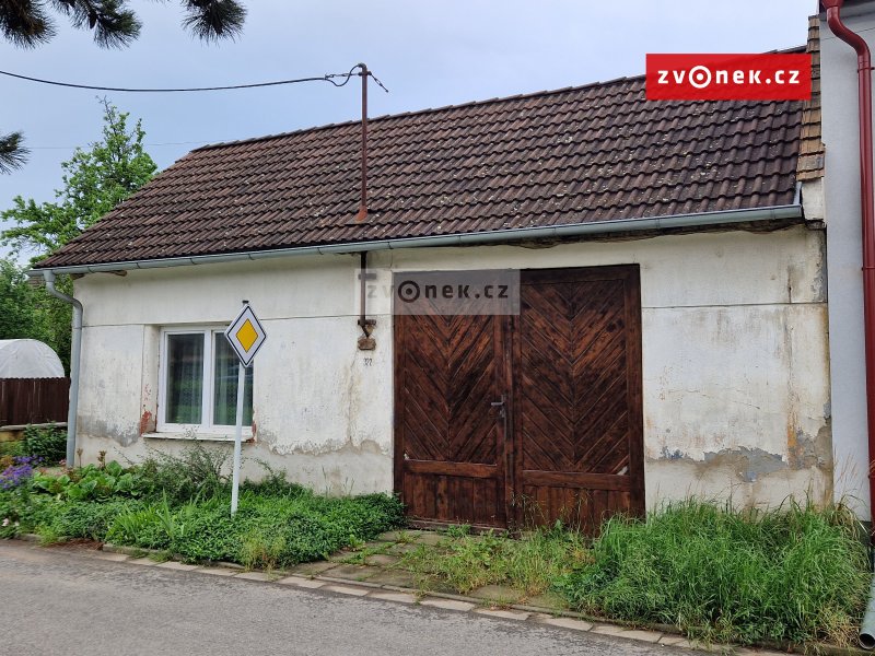 Prodeji podíl ve výši 1/2 rodinného domu v Babicích.
