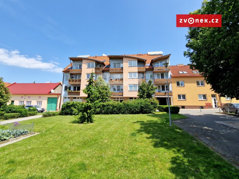 4+kk Otrokovice, Střed, nám. 3. května, balkon