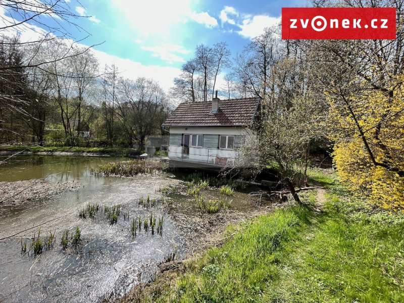 Rodinný dům s rybníkem a pozemky, Halenkovice