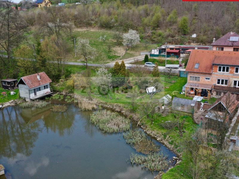 Rodinný dům s rybníkem a pozemky, Halenkovice