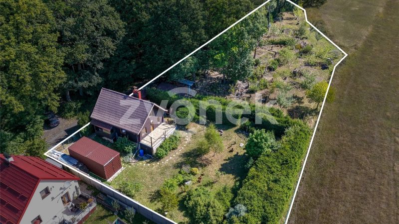 Celoročně obyvatelná chata v dosahu MHD - Velíková s velkou zahradou a lesem, s překrásným výhledem do okolí