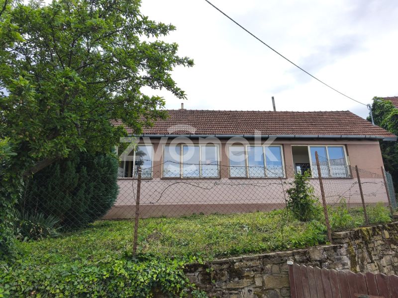 Prodej domu se zahradou, Komňa