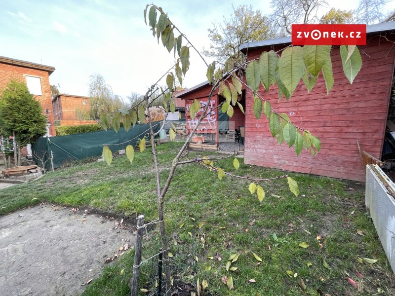 Čtvrtdomek Letná s parkováním a pěknou zahradou, vhodný i k investici