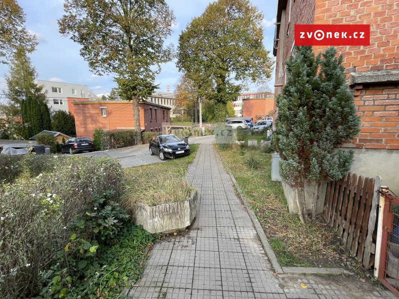 Čtvrtdomek Letná s parkováním a pěknou zahradou, vhodný i k investici