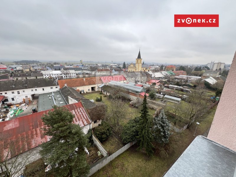 Prodej bytu 2+1 Olomouc Holice, šatna, zasklená lodžie, výtah, sklep, parkování u domu.