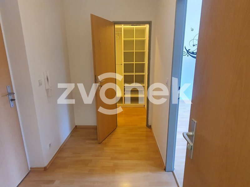 Pronájem bytu 1+kk ve Zlíně, Březnická