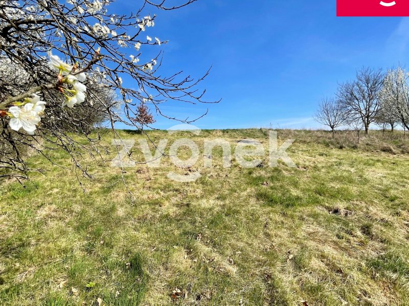Slunný pozemek v Uherském Brodu - Újezdci čeká na váš vysněný dům! 830 m² s možností projektu na míru