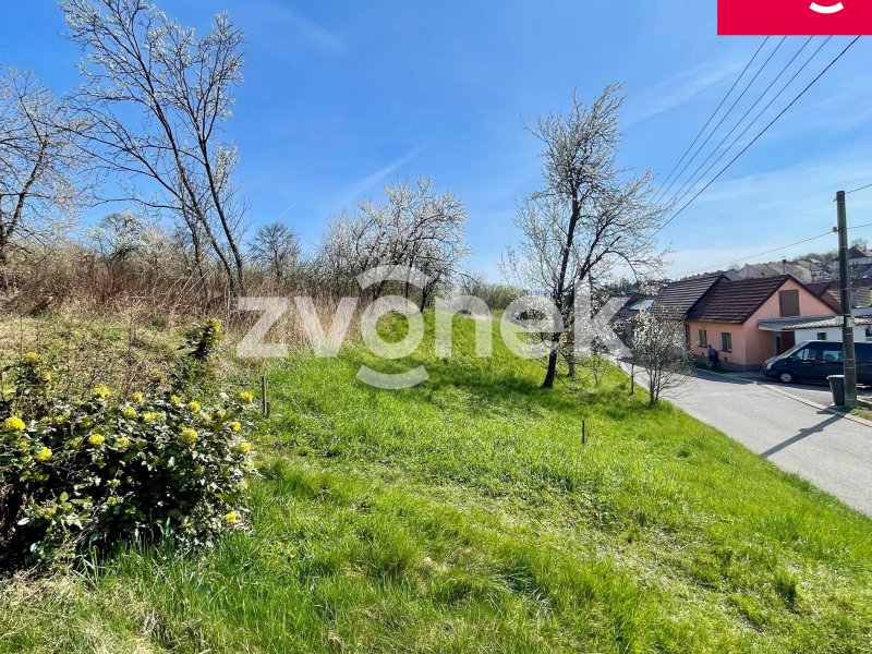Slunný pozemek v Uherském Brodu - Újezdci čeká na váš vysněný dům! 830 m² s možností projektu na míru