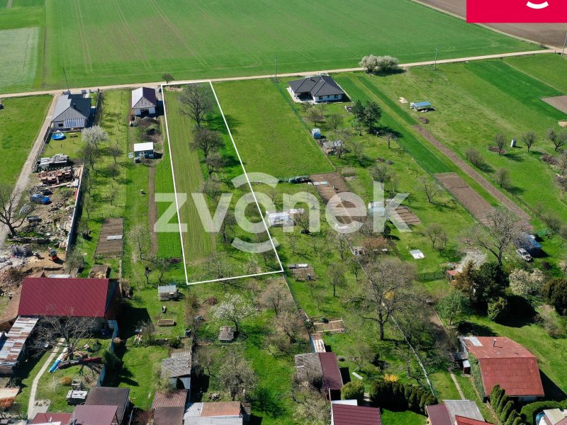 Téměř rovinatý stavební pozemek v příjemném a klidném prostředí - Přílepy (vhodný i pro stavbu dvojdomku)