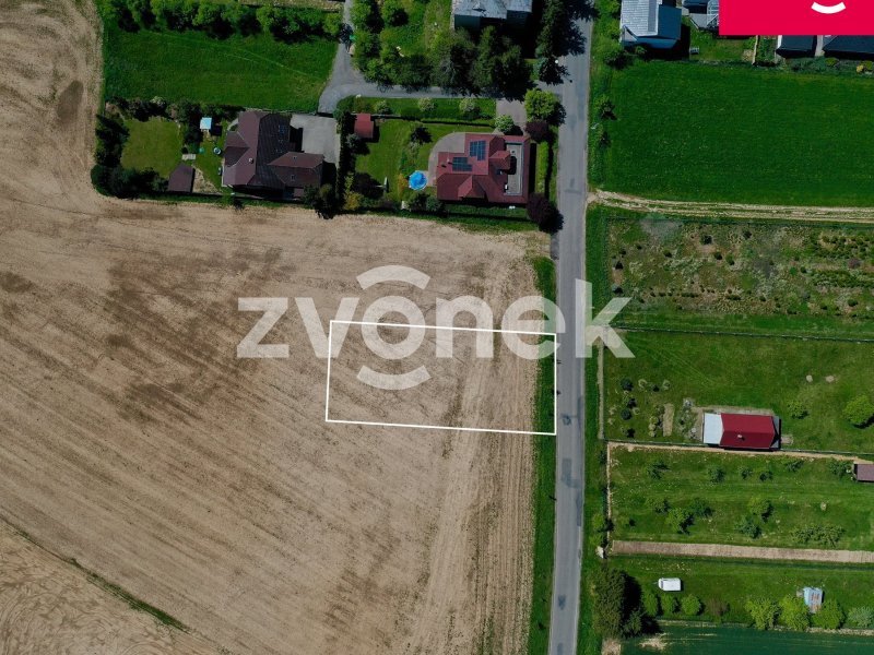 Stavební pozemek Kostelec - pěkná a klidná lokalita, v rovině