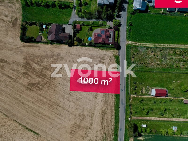 Stavební pozemek Kostelec - pěkná a klidná lokalita, v rovině