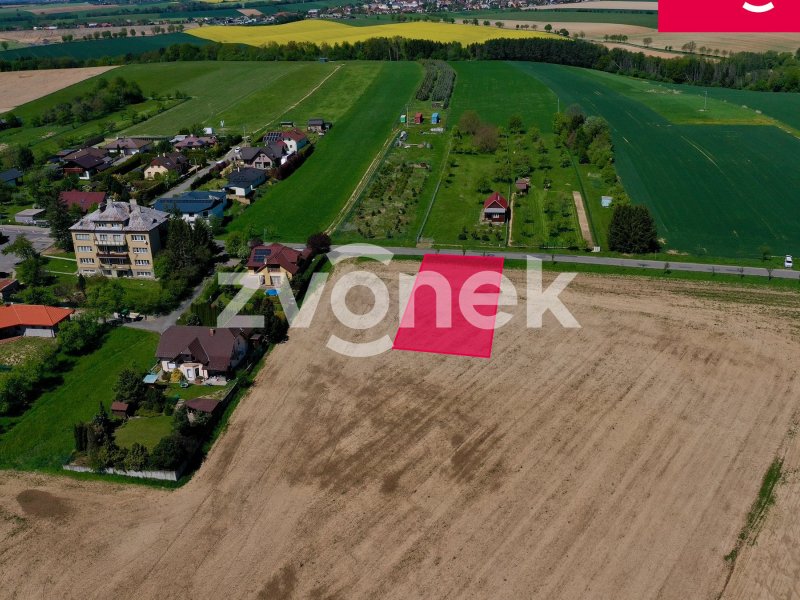 Stavební pozemek Kostelec - pěkná a klidná lokalita, v rovině
