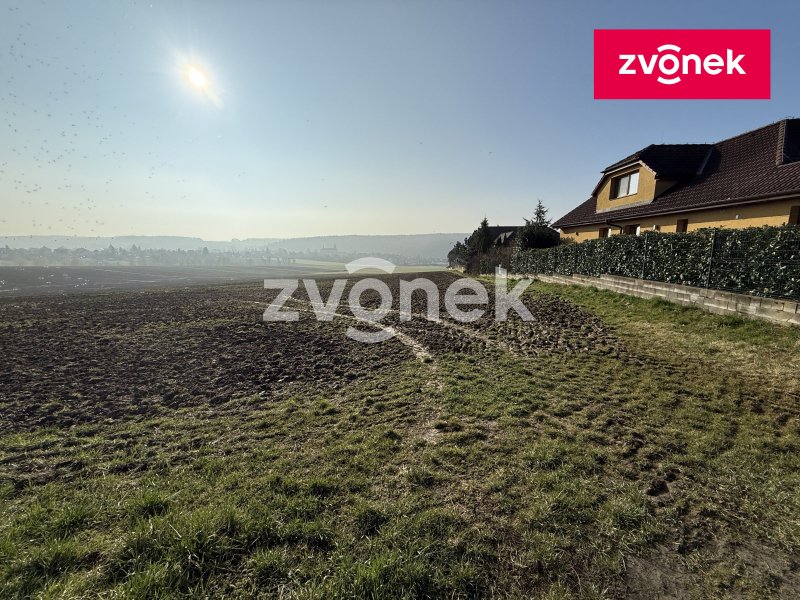 Stavební pozemek Kostelec - pěkná a klidná lokalita, v rovině