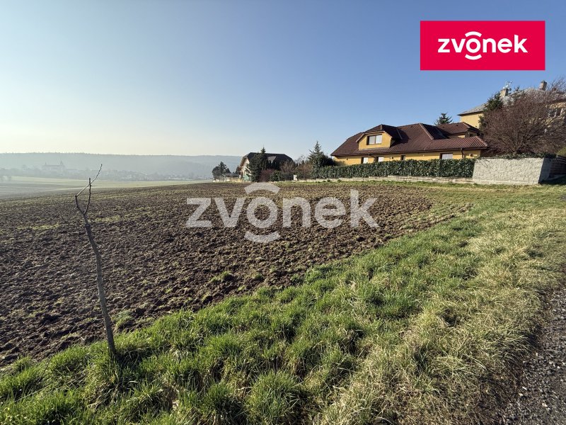 Stavební pozemek Kostelec - pěkná a klidná lokalita, v rovině
