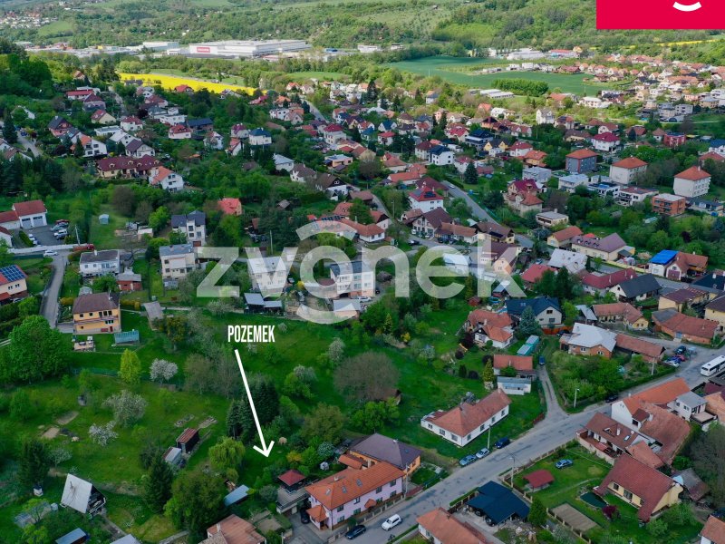 Toužíte po klidu Želechovic, ale s rychlým dosahem Zlína a výrazně nižší cenou? Nově v nabídce stavební pozemek 685m² ve Výpustě
