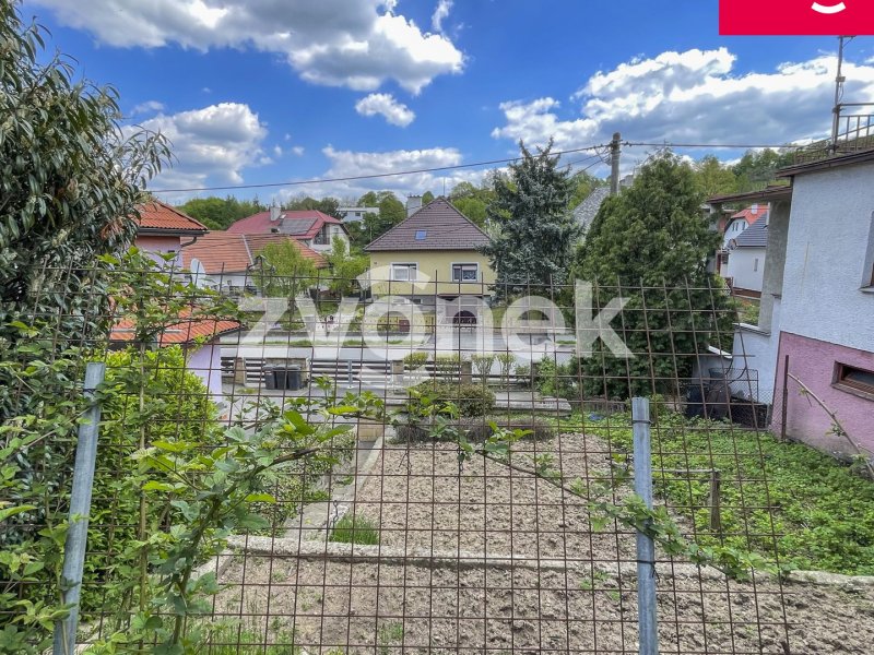 Toužíte po klidu Želechovic, ale s rychlým dosahem Zlína a výrazně nižší cenou? Nově v nabídce stavební pozemek 685m² ve Výpustě