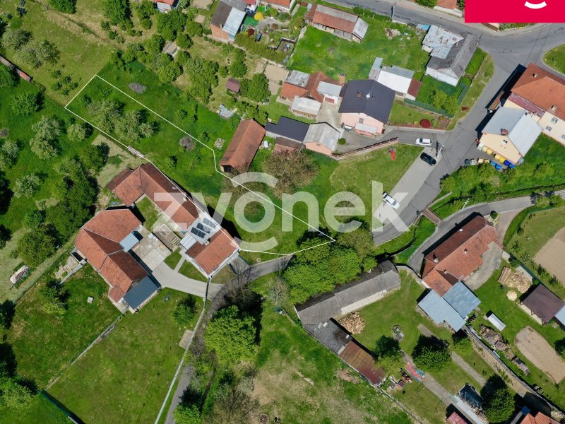 Pozemek Dobrkovice - centrum obce, pěkná a klidná lokalita