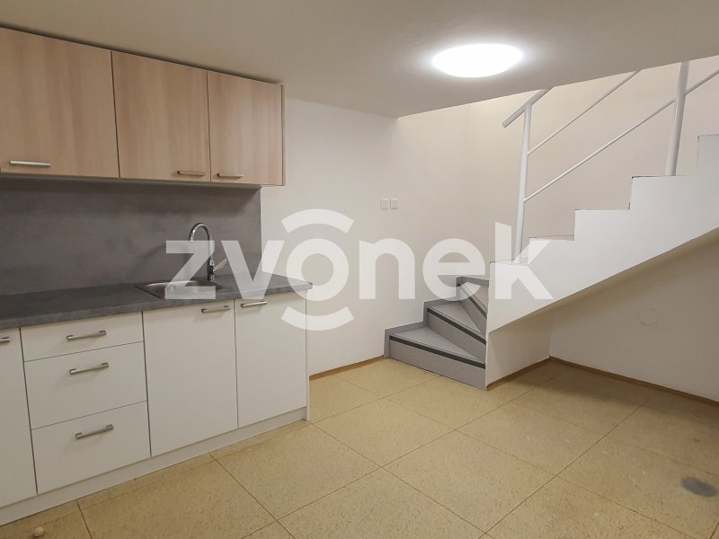 Pronájem obchodních prostor v centru Zlína, 147 m2