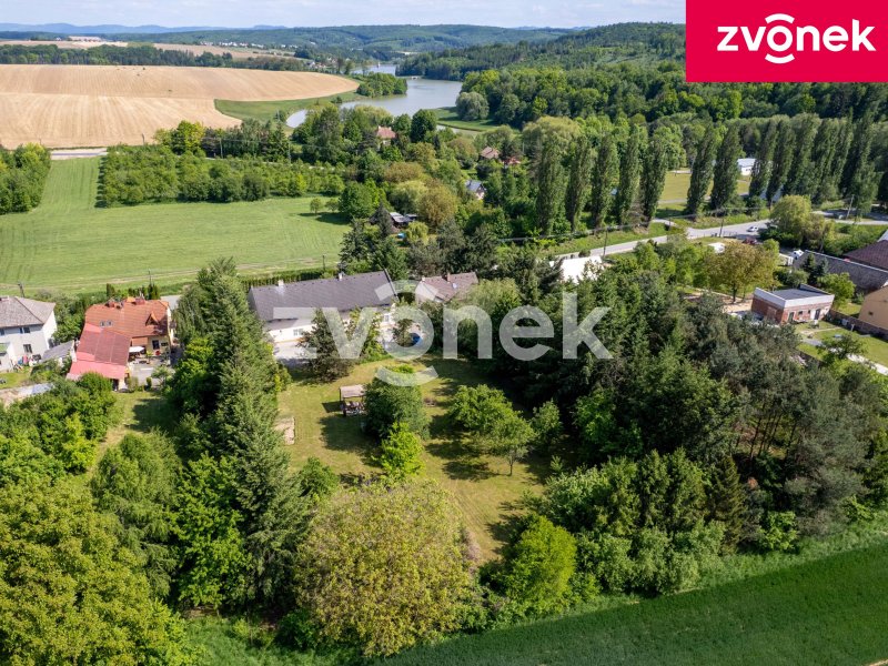 Investiční příležitost ve Fryštáku: Penzion a rozsáhlý stavební pozemek celkově s téměř 4200 m² na klidném místě!