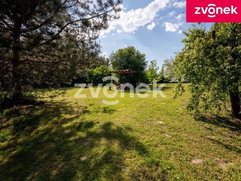 Investiční příležitost ve Fryštáku: Penzion a rozsáhlý stavební pozemek celkově s téměř 4200 m² na klidném místě!