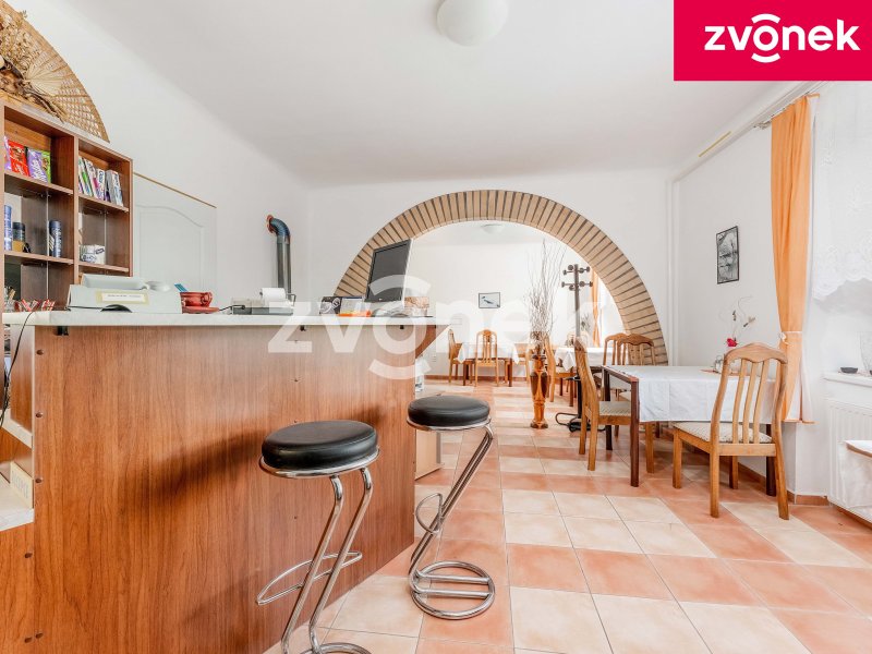 Investiční příležitost ve Fryštáku: Penzion a rozsáhlý stavební pozemek celkově s téměř 4200 m² na klidném místě!