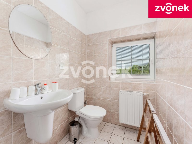 Investiční příležitost ve Fryštáku: Penzion a rozsáhlý stavební pozemek celkově s téměř 4200 m² na klidném místě!