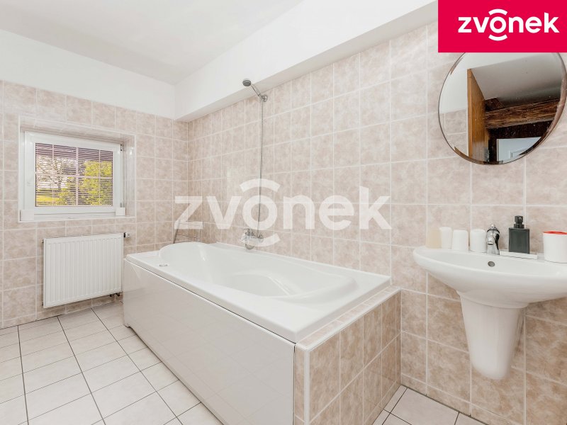 Investiční příležitost ve Fryštáku: Penzion a rozsáhlý stavební pozemek celkově s téměř 4200 m² na klidném místě!