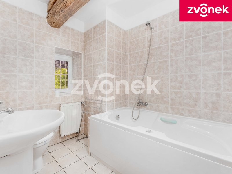Investiční příležitost ve Fryštáku: Penzion a rozsáhlý stavební pozemek celkově s téměř 4200 m² na klidném místě!