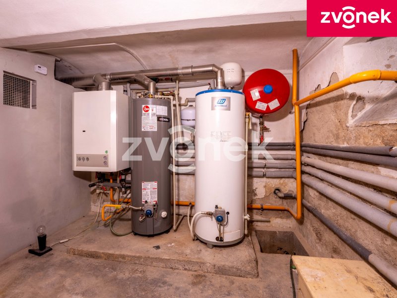 Investiční příležitost ve Fryštáku: Penzion a rozsáhlý stavební pozemek celkově s téměř 4200 m² na klidném místě!