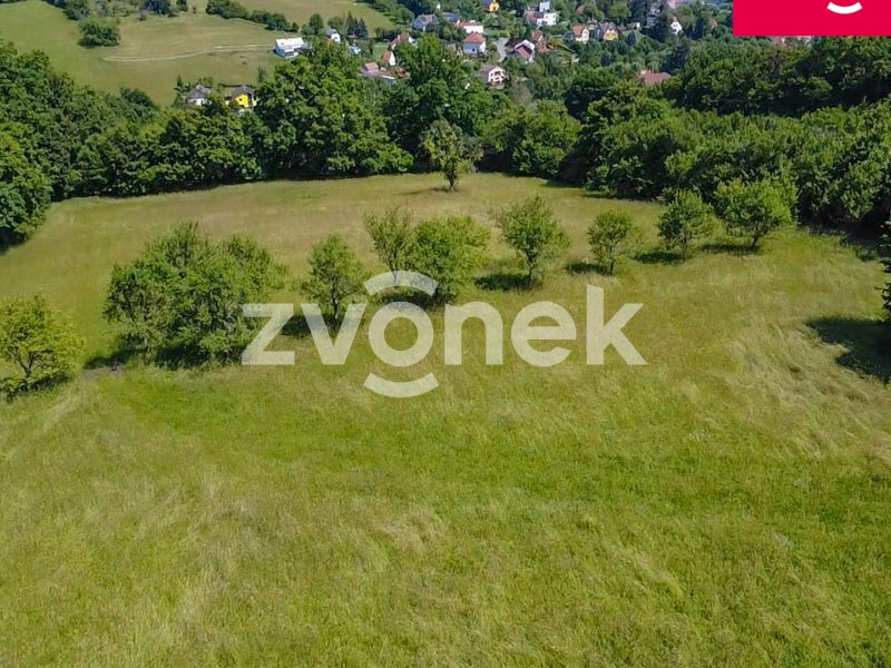 Soubor pozemků k prodeji o 7.426 m² v malebném prostředí s výhledem na Vizovice a Vizovické vrchy – potenciál pro budoucnost