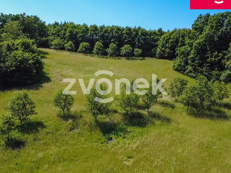 Soubor pozemků k prodeji o 7.426 m² v malebném prostředí s výhledem na Vizovice a Vizovické vrchy – potenciál pro budoucnost