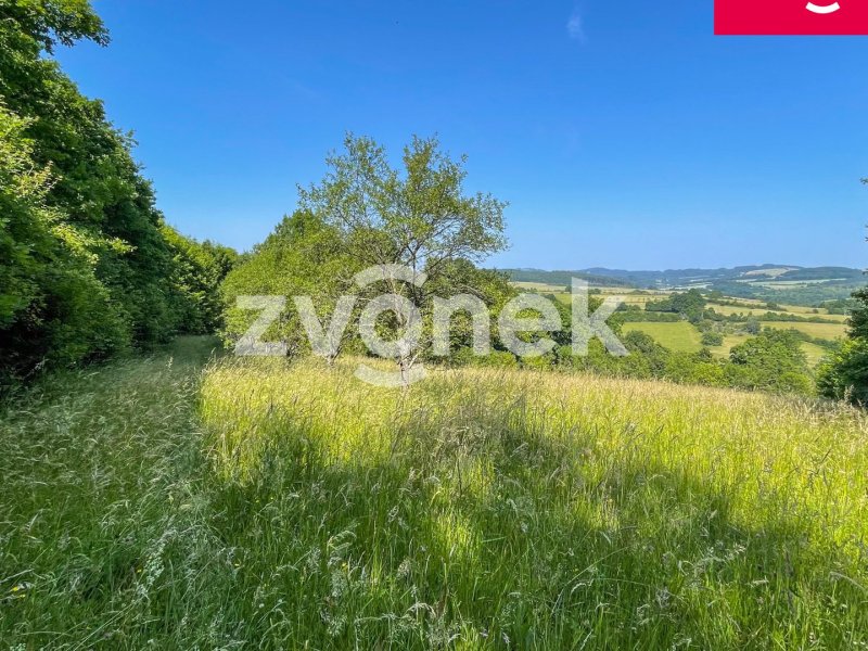 Soubor pozemků k prodeji o 7.426 m² v malebném prostředí s výhledem na Vizovice a Vizovické vrchy – potenciál pro budoucnost
