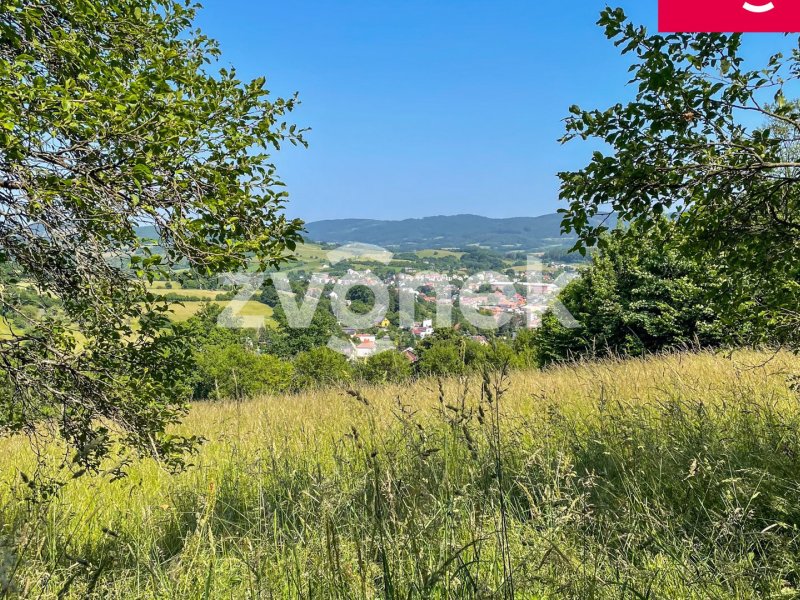 Soubor pozemků k prodeji o 7.426 m² v malebném prostředí s výhledem na Vizovice a Vizovické vrchy – potenciál pro budoucnost