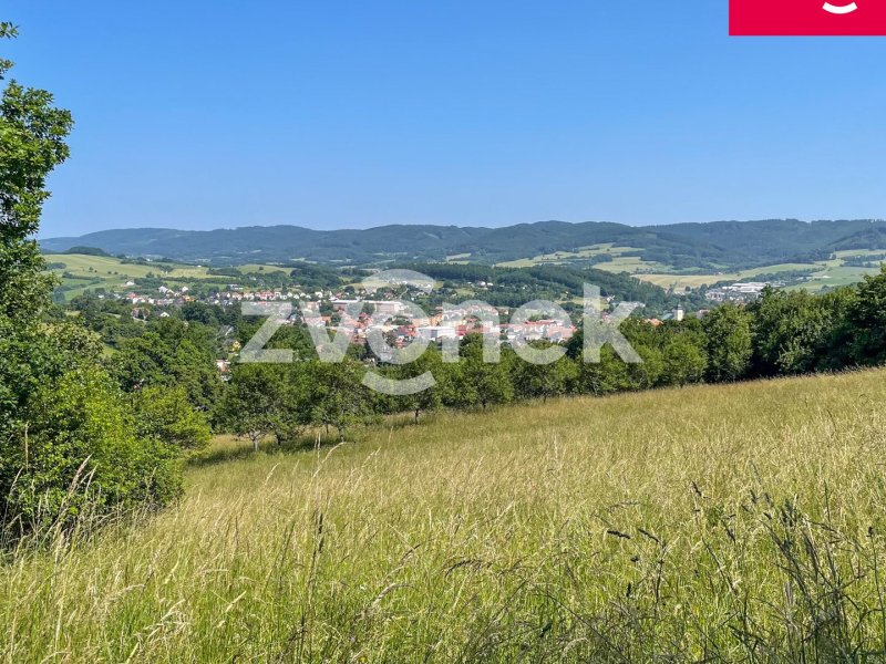 Soubor pozemků k prodeji o 7.426 m² v malebném prostředí s výhledem na Vizovice a Vizovické vrchy – potenciál pro budoucnost