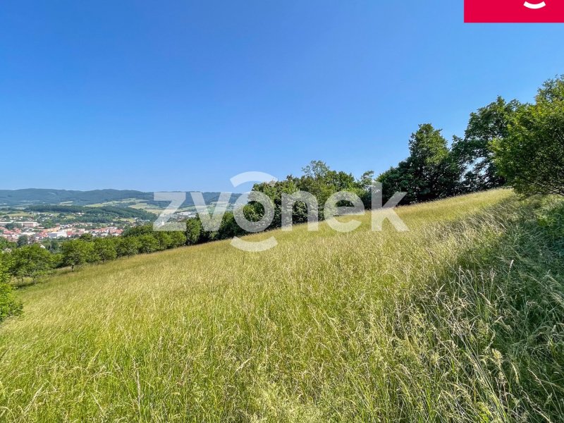 Soubor pozemků k prodeji o 7.426 m² v malebném prostředí s výhledem na Vizovice a Vizovické vrchy – potenciál pro budoucnost