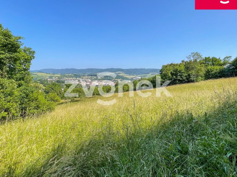Soubor pozemků k prodeji o 7.426 m² v malebném prostředí s výhledem na Vizovice a Vizovické vrchy – potenciál pro budoucnost