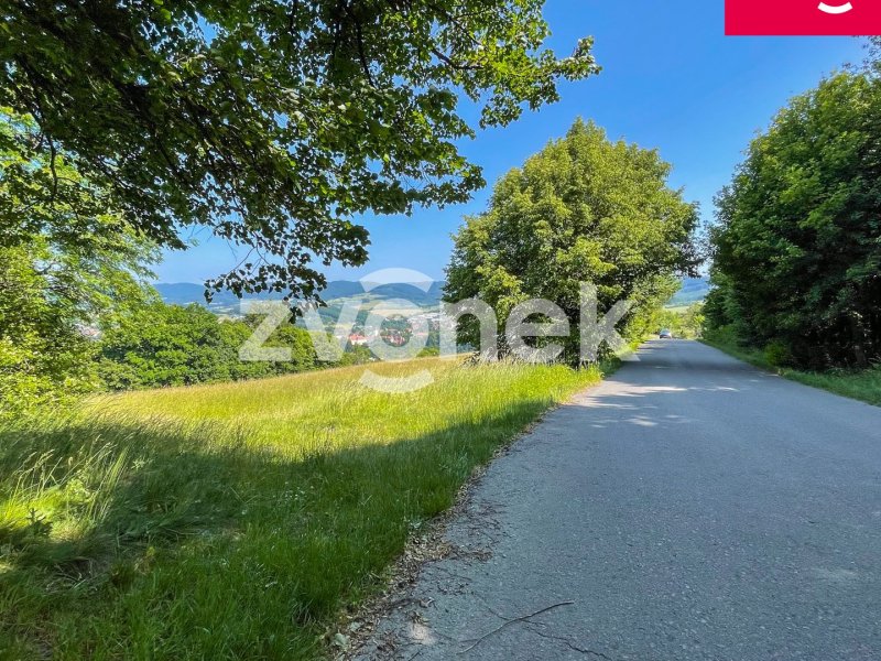 Soubor pozemků k prodeji o 7.426 m² v malebném prostředí s výhledem na Vizovice a Vizovické vrchy – potenciál pro budoucnost