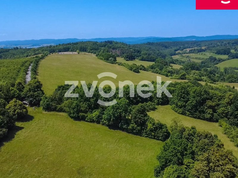 Soubor pozemků k prodeji o 7.426 m² v malebném prostředí s výhledem na Vizovice a Vizovické vrchy – potenciál pro budoucnost