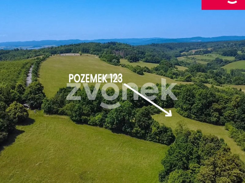 Soubor pozemků k prodeji o 7.426 m² v malebném prostředí s výhledem na Vizovice a Vizovické vrchy – potenciál pro budoucnost