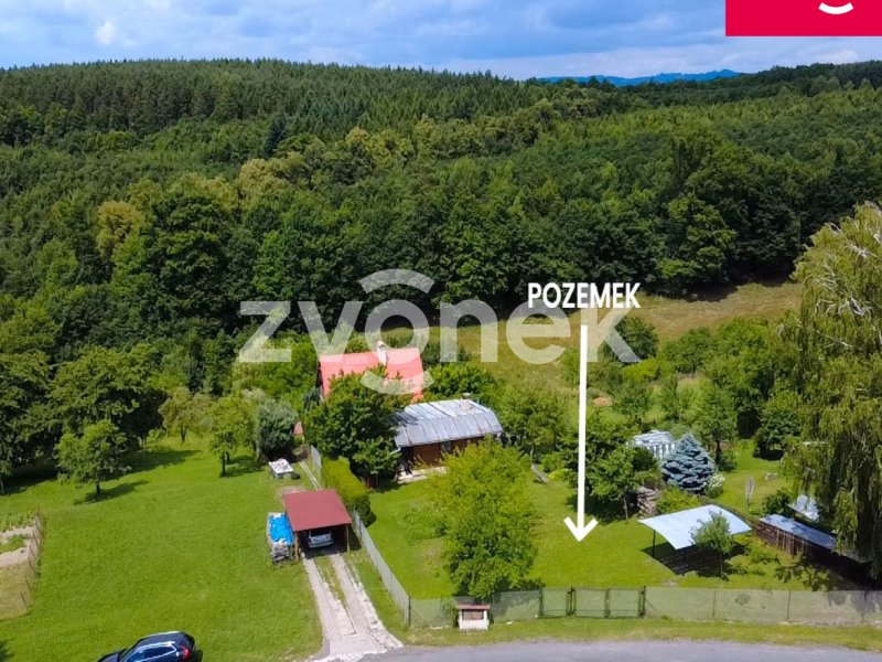 Kousek ráje na polosamotě: Stavební pozemek s chatou ve Štákových Pasekách, Zlín – Příluky