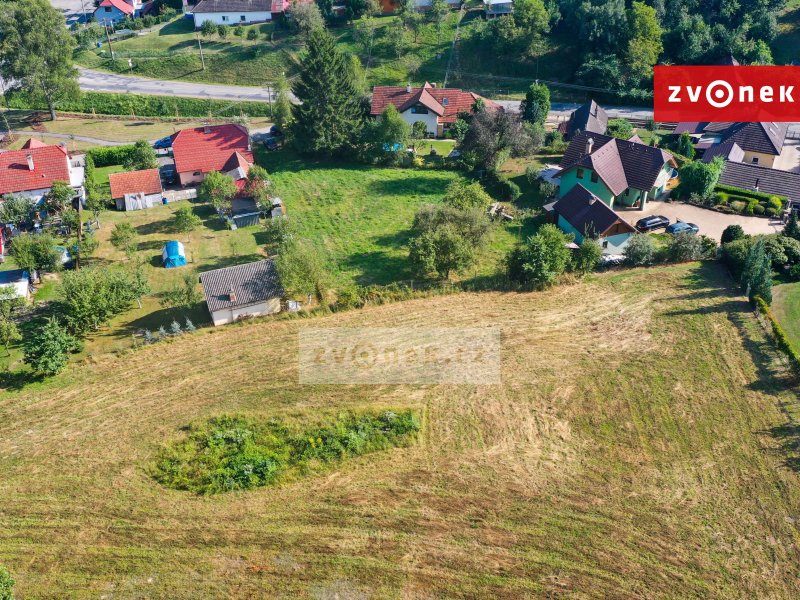 Investujte do budoucna: krásná louka 4 990 m² v Březůvkách s výhledem, přístupem a potenciálem růstu hodnoty!